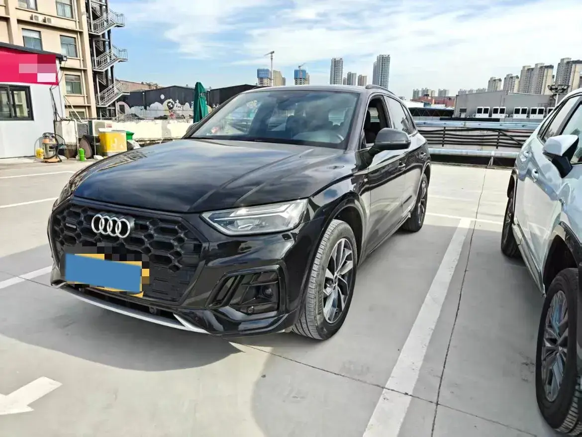 2023 AUDI Q5L view 1
