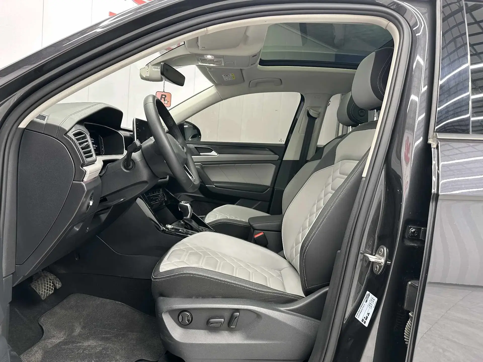 2023 VOLKSWAGEN TAYRON thumbnail 4