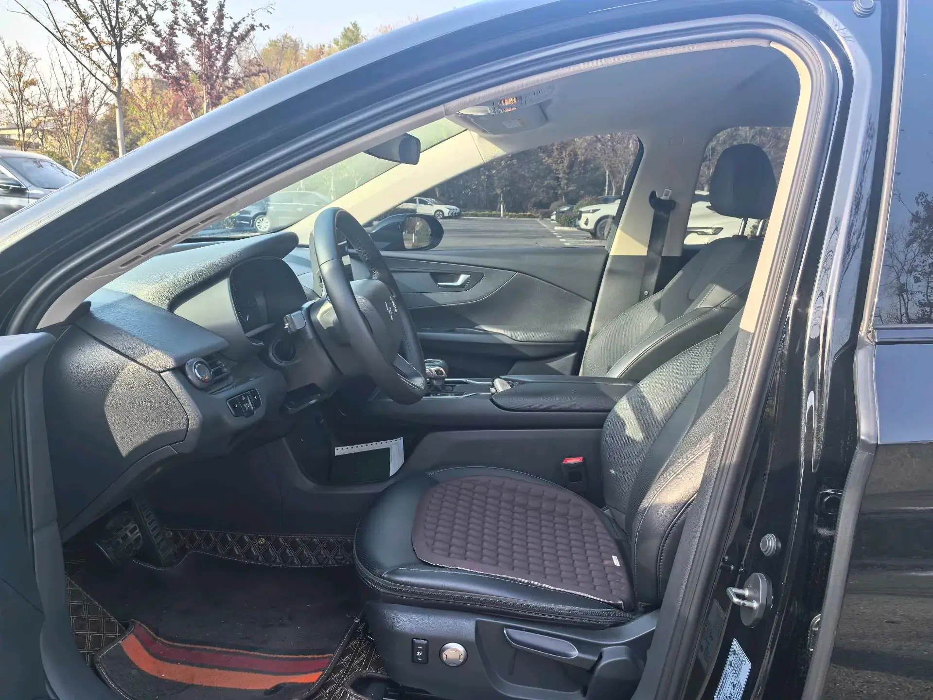 2022 HONGQI E-QM5 thumbnail 4