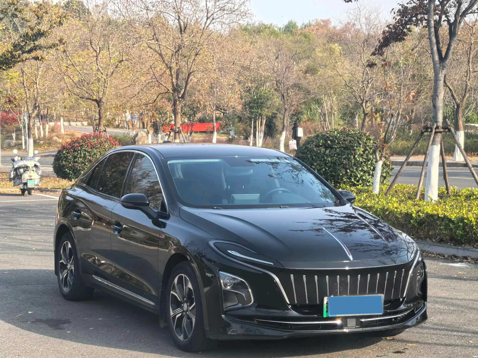 2022 HONGQI E-QM5 thumbnail 3