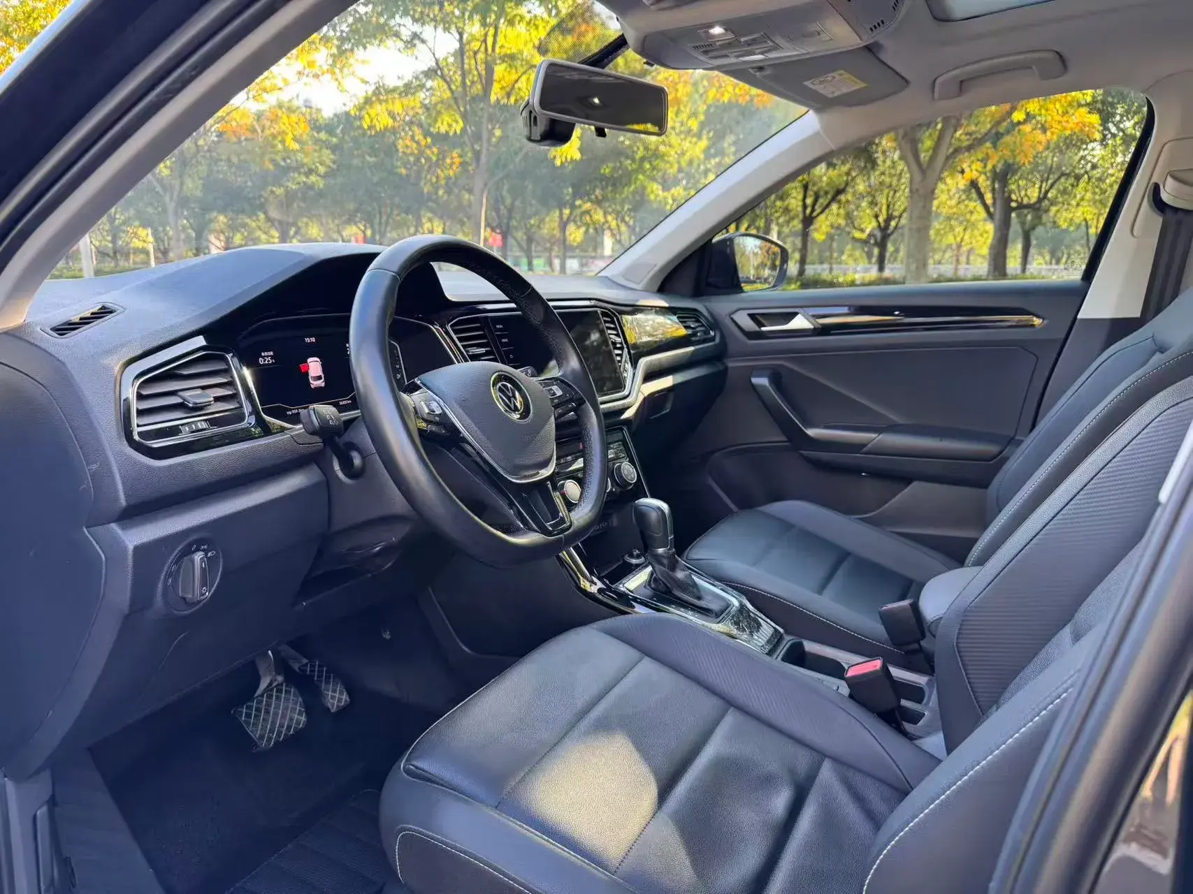 2021 VOLKSWAGEN T-ROC thumbnail 3