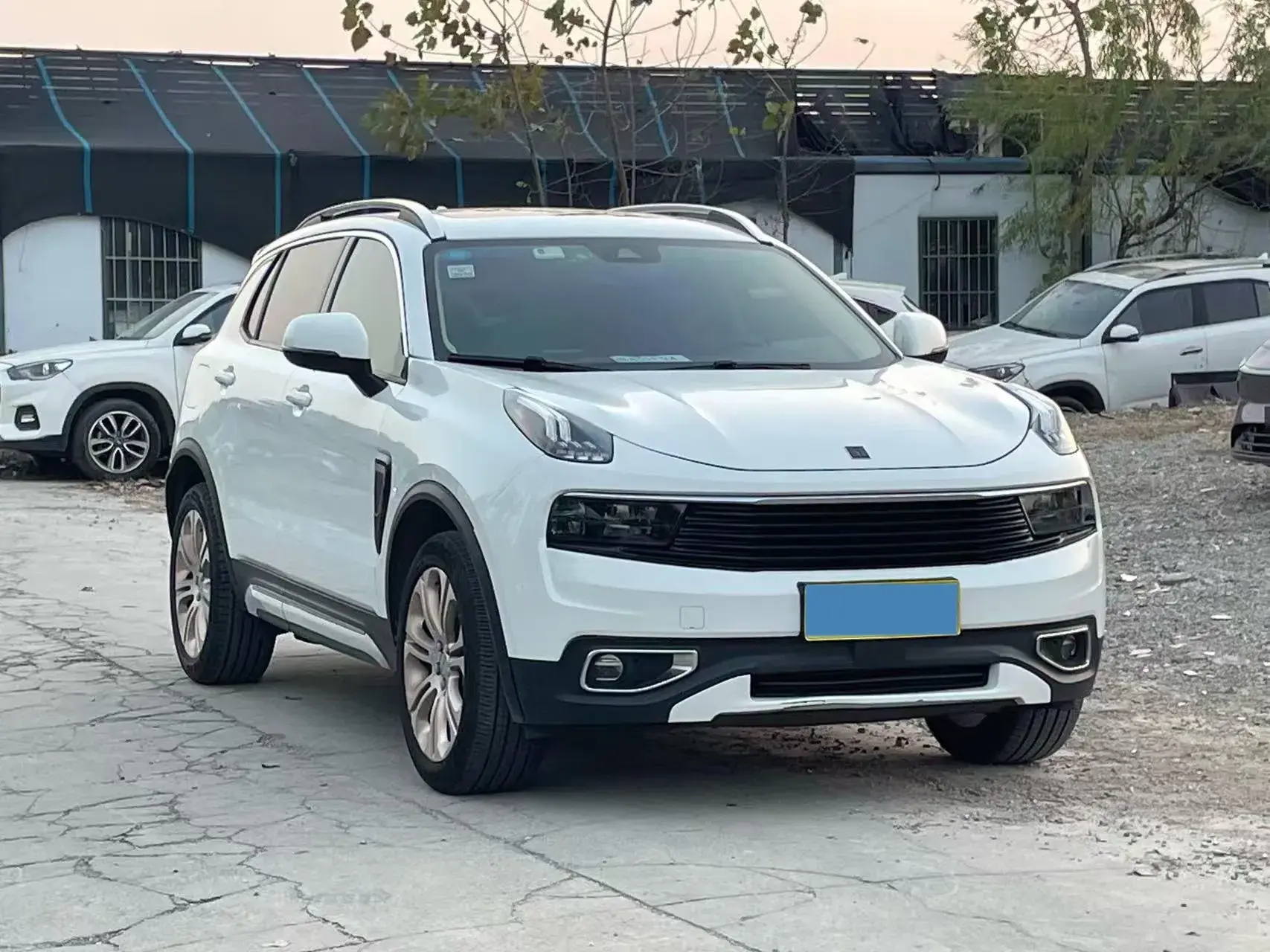 2017 LYNK&CO 01 thumbnail 3