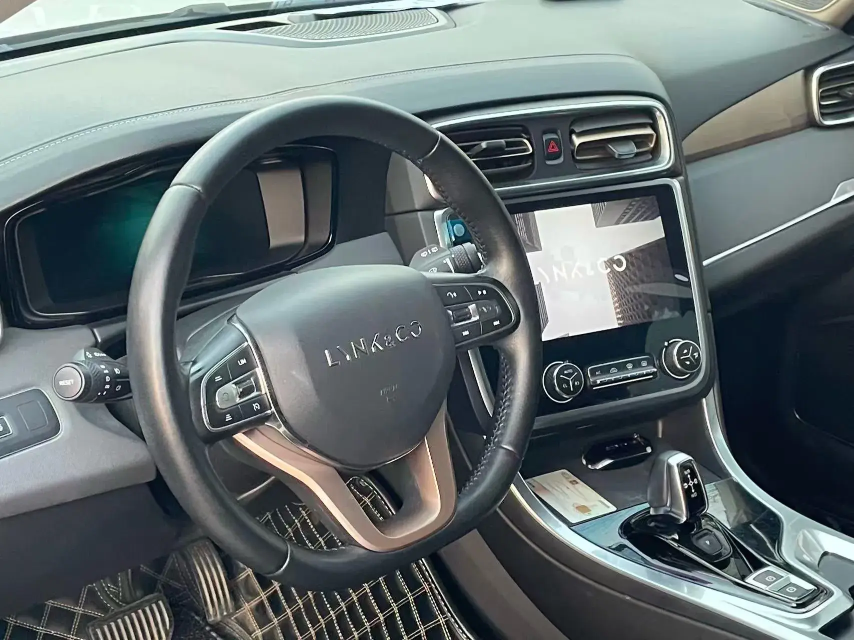 2017 LYNK&CO 01 thumbnail 4