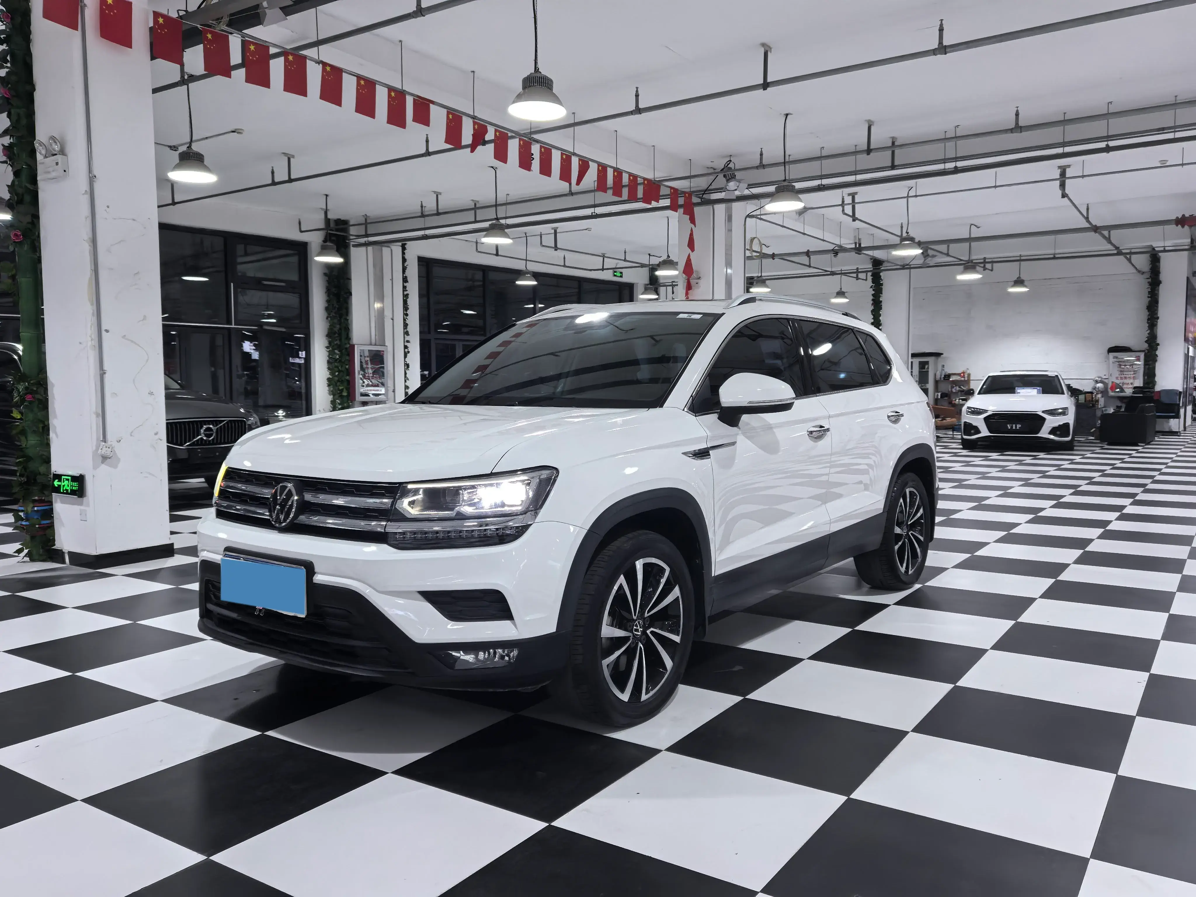 2021 VOLKSWAGEN THARU view 1