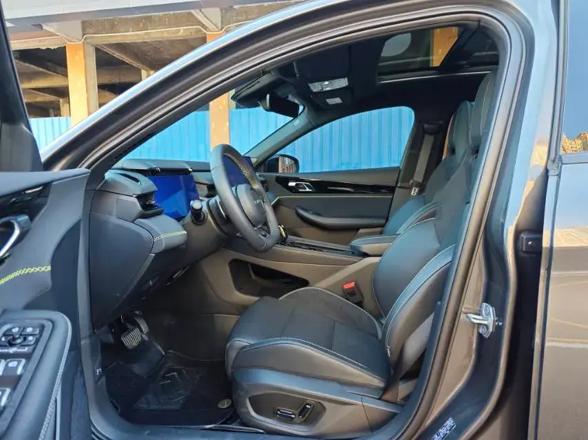 2025 LYNK&CO 03 thumbnail 4