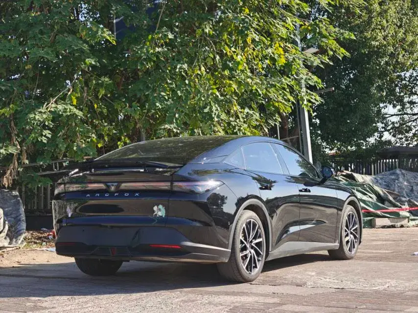 2025 ARCFOX ΑS5 thumbnail 3