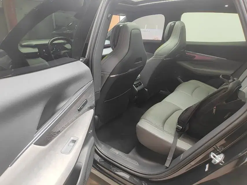 2023 LYNK&CO 08 thumbnail 4