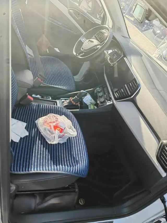 2023 JETTA VS5 thumbnail 3