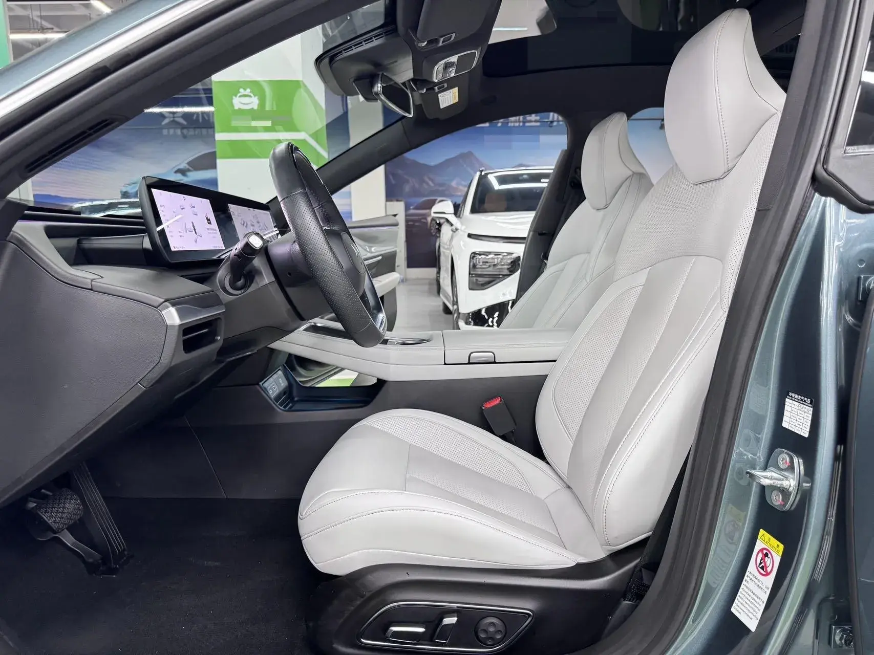 2023 XPENG P7 thumbnail 4