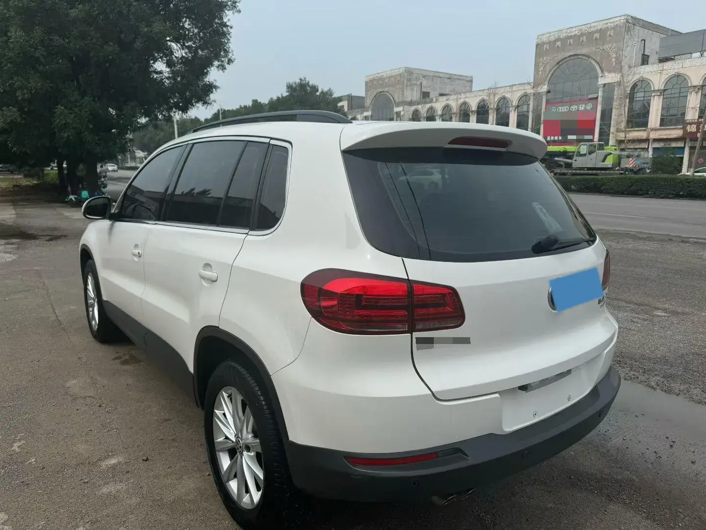 2017 VOLKSWAGEN TIGUAN thumbnail 4