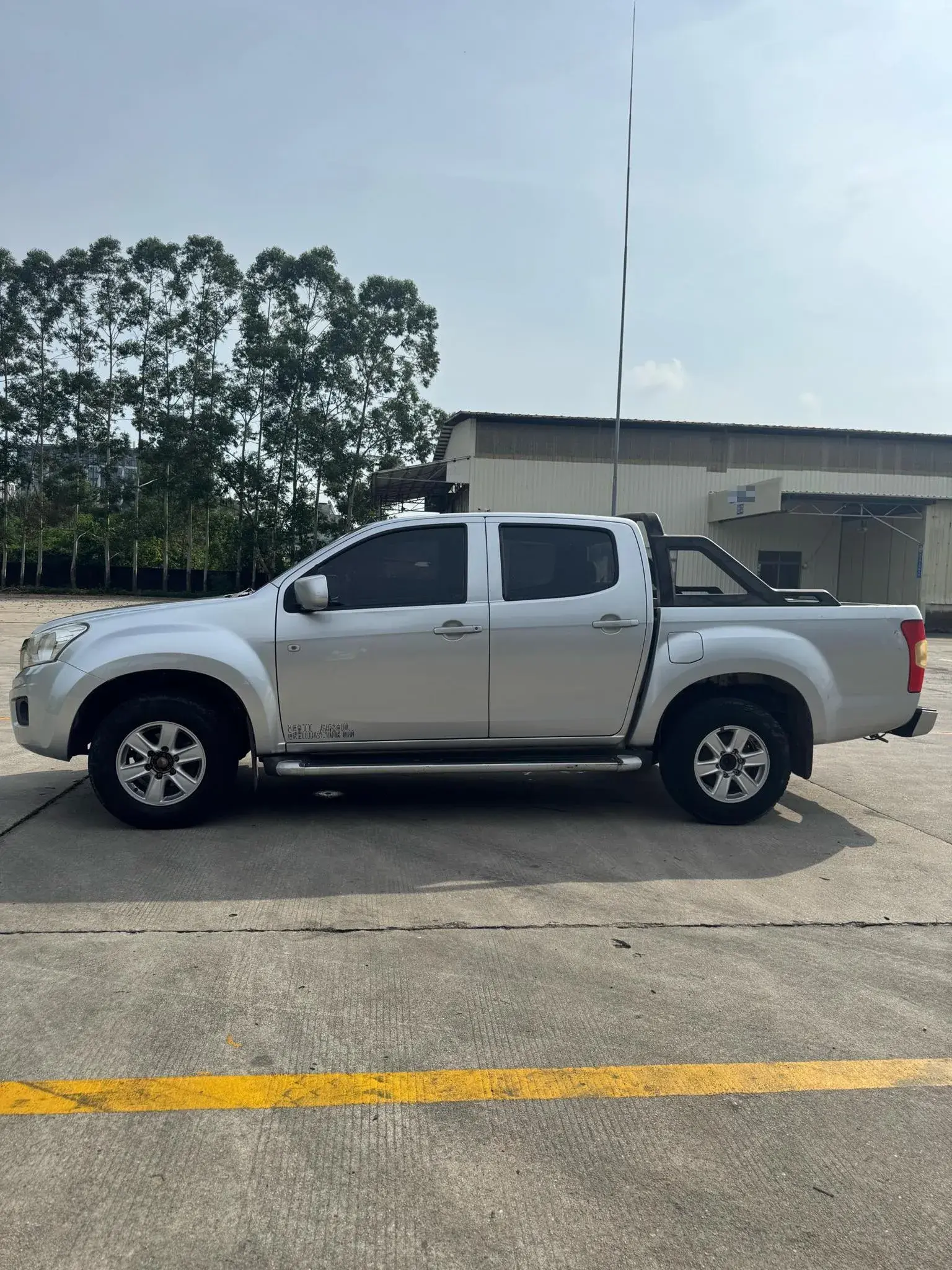 2018 ISUZU RE-MAX thumbnail 3