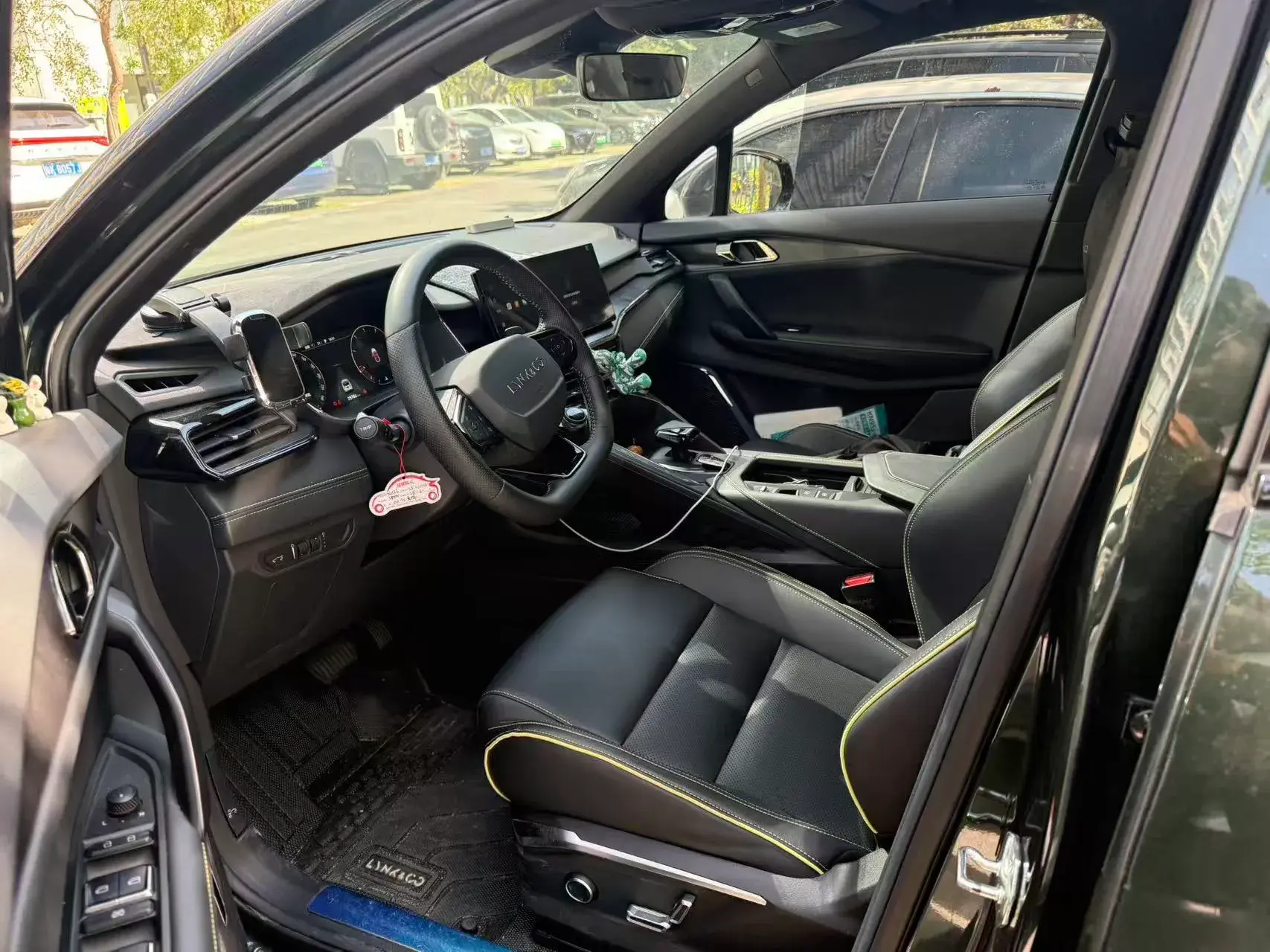 2023 LYNK&CO 06 thumbnail 4