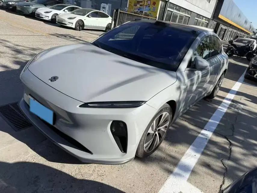 2022 NIO ET5 view 1