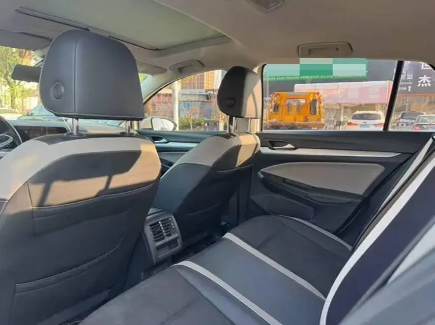 2021 VOLKSWAGEN GOLF thumbnail 4