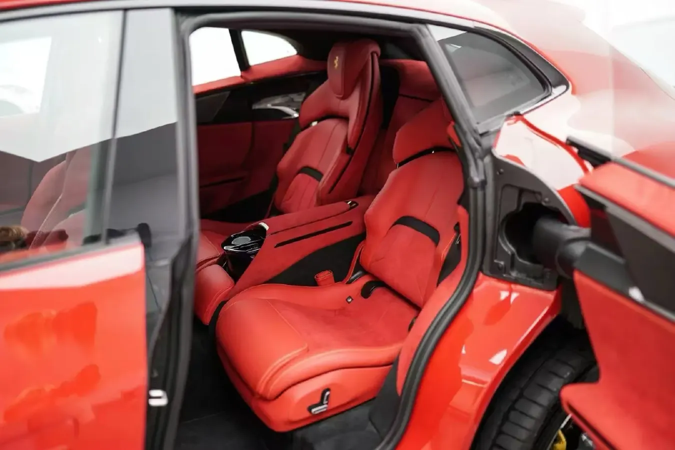 2023 Ferrari Purosangue 6.5L 725HP V12 8DCT,autocango,china used car exporter,china ev exporter,chinese used car exporter,chinese used ev exporter