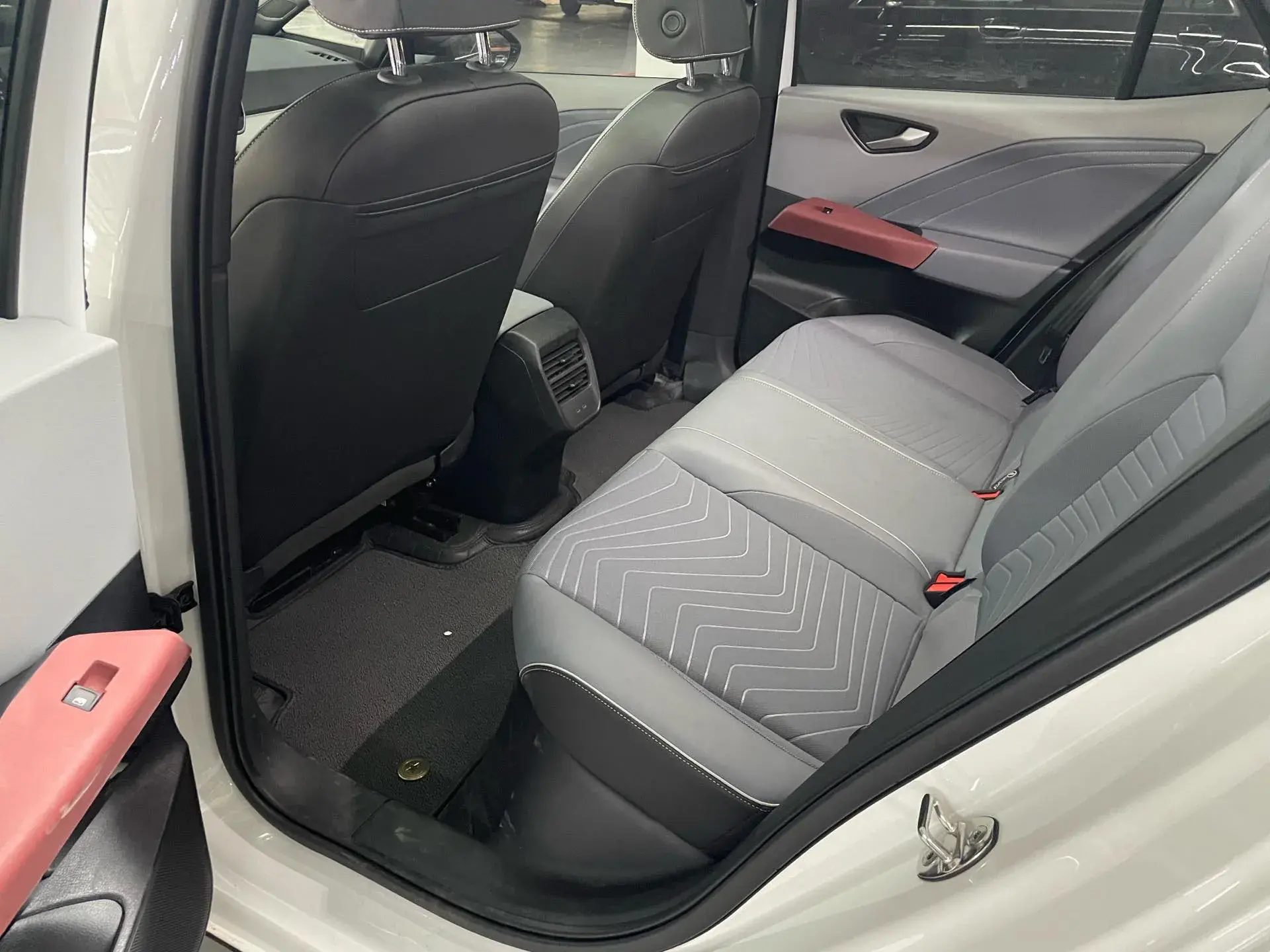 2025 VOLKSWAGEN ID.3 thumbnail 4