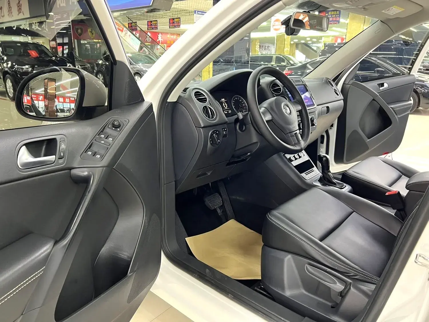 2016 VOLKSWAGEN TIGUAN thumbnail 4