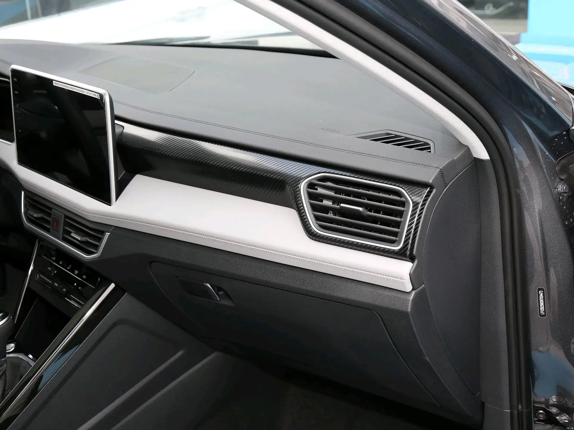 2022 VOLKSWAGEN TAYRON thumbnail 3