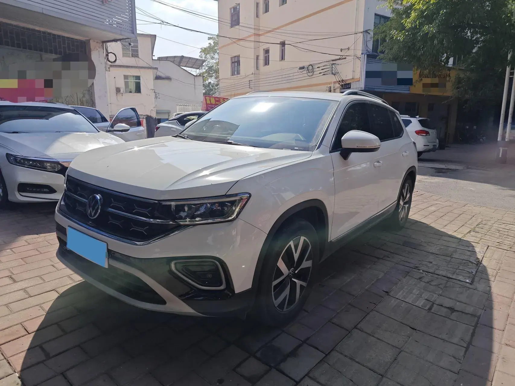 2025 VOLKSWAGEN TAYRON view 1