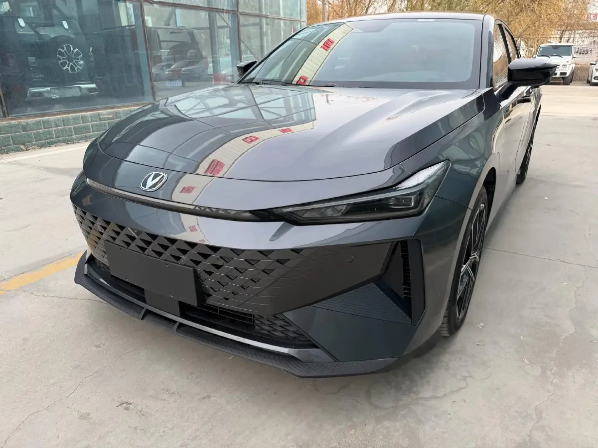 2024 ChangAn UNI-V iDD 1.5L 110HP L4 E-CVT PHEV 18.99KWH