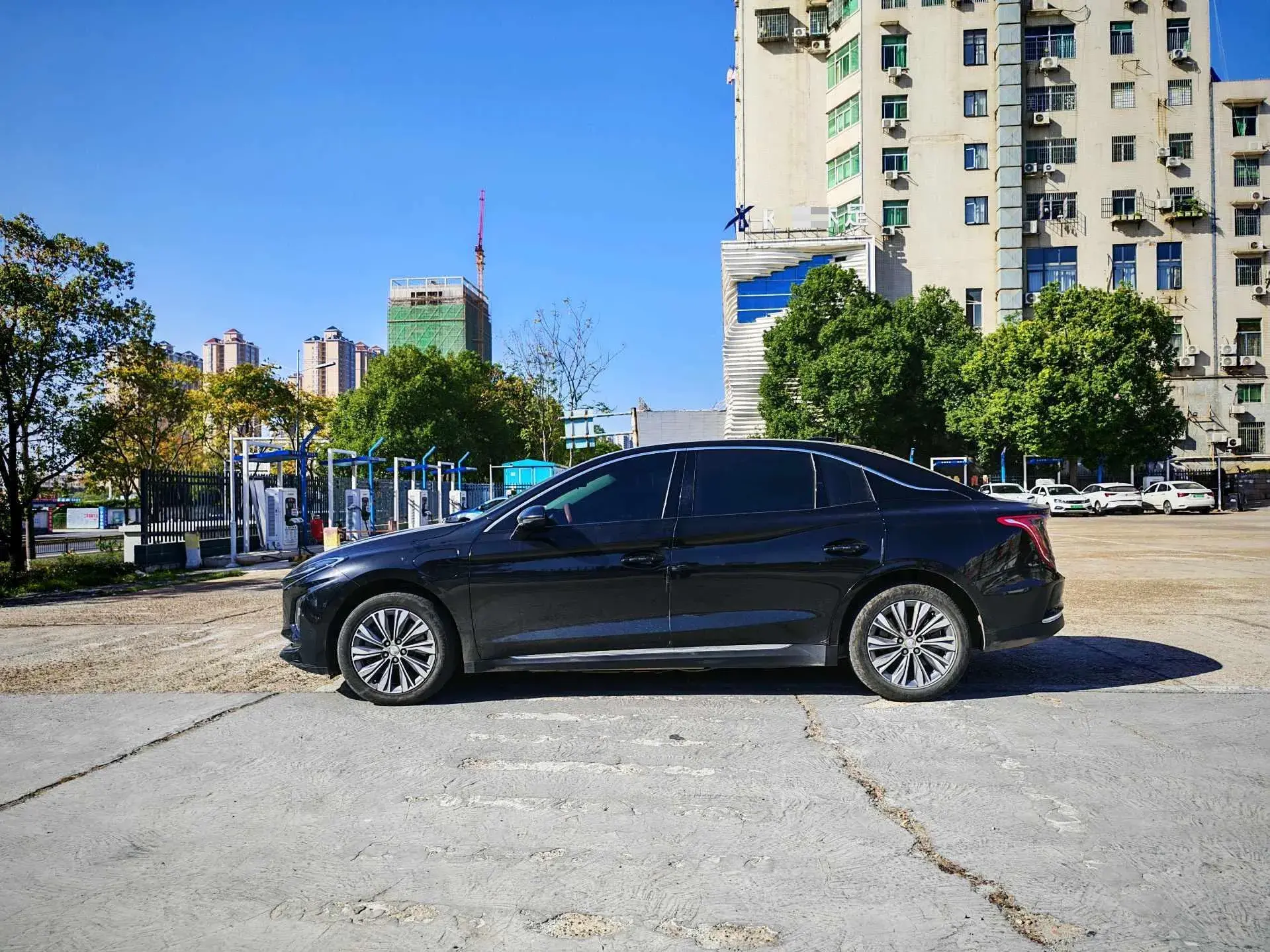 2024 HONGQI E-QM5 thumbnail 2