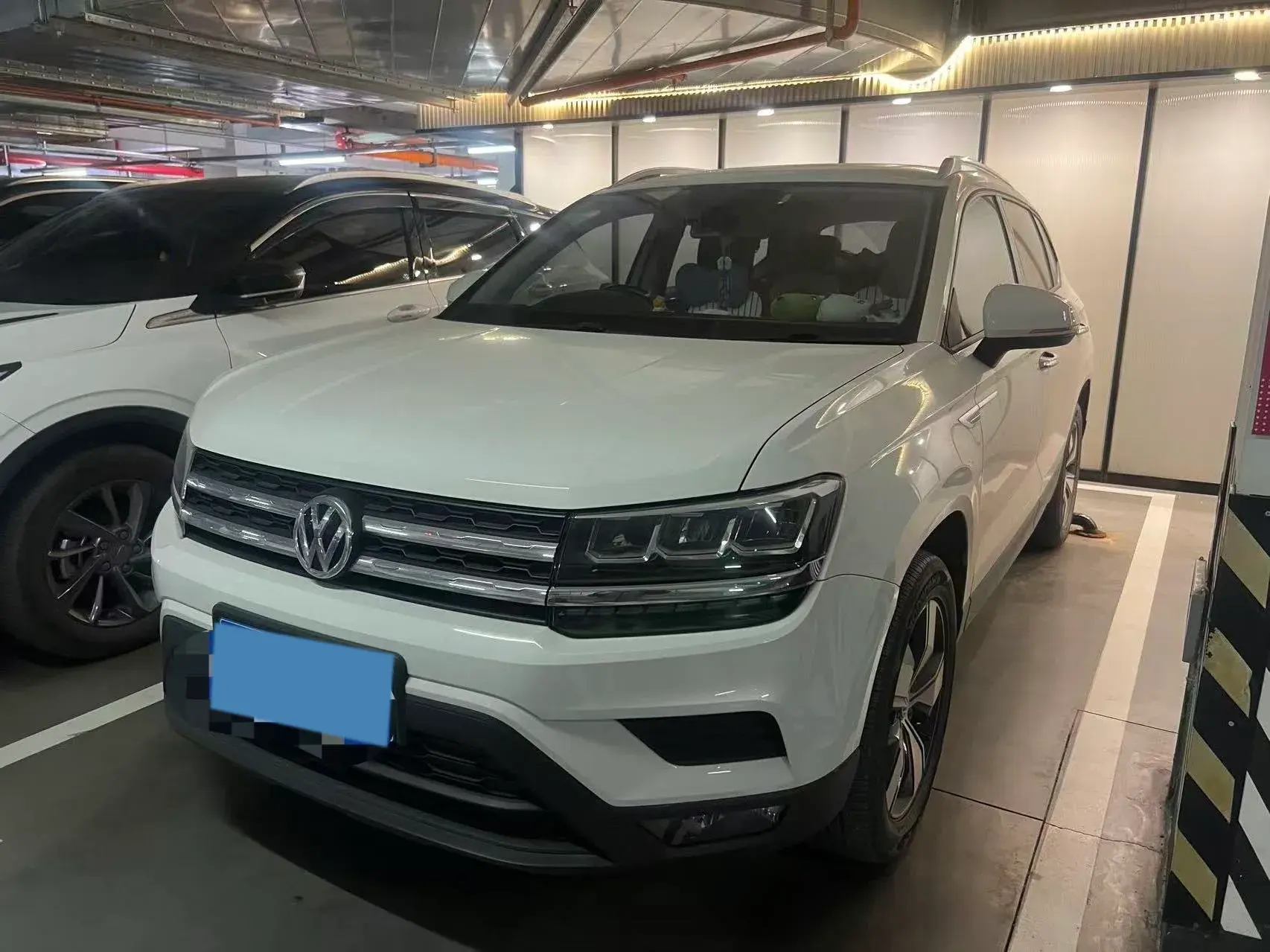 2020 VOLKSWAGEN THARU view 1