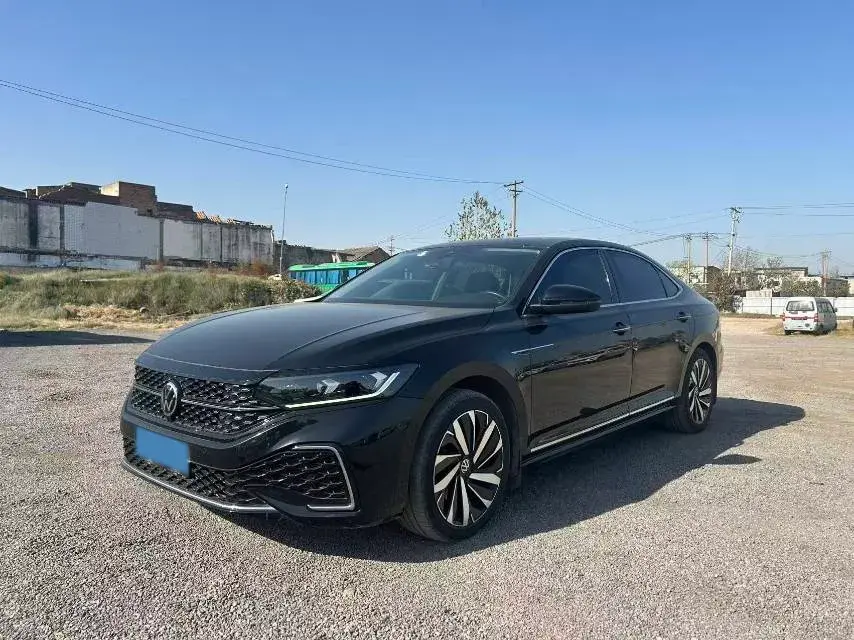 2022 VOLKSWAGEN PASSAT view 1