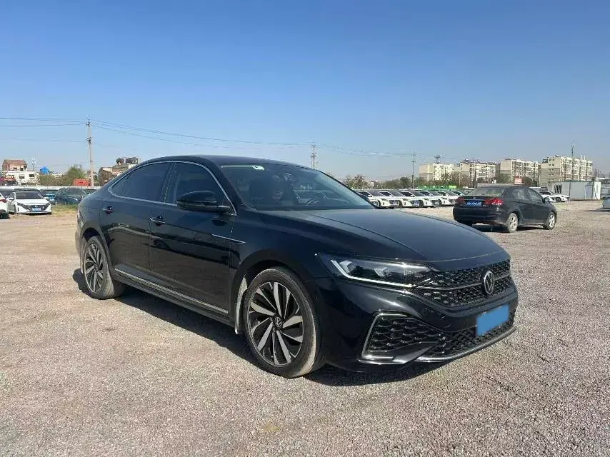 2022 VOLKSWAGEN PASSAT thumbnail 3