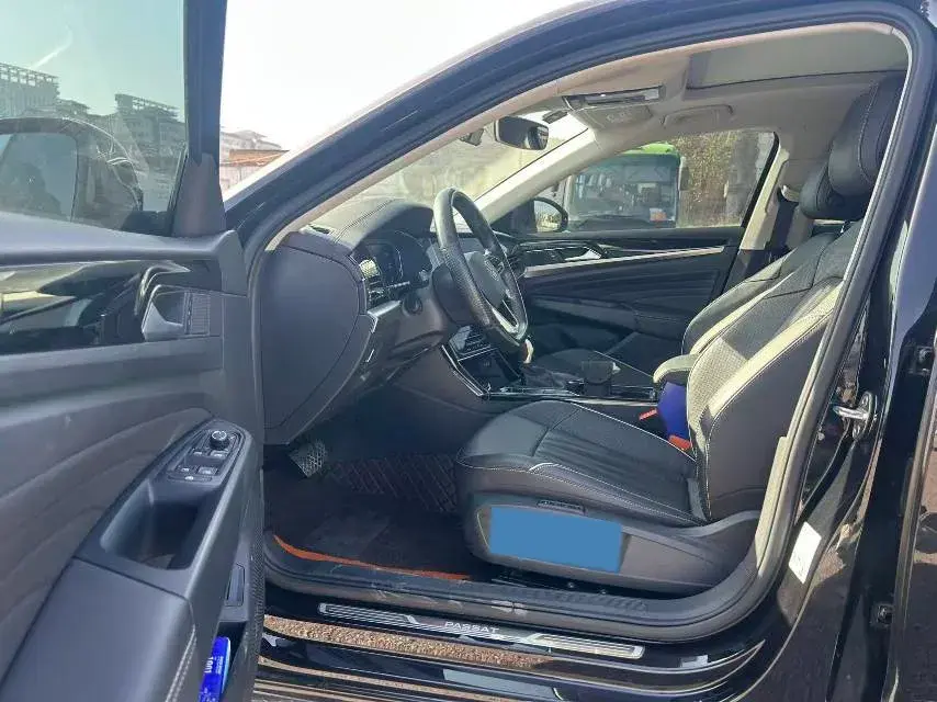 2022 VOLKSWAGEN PASSAT thumbnail 4