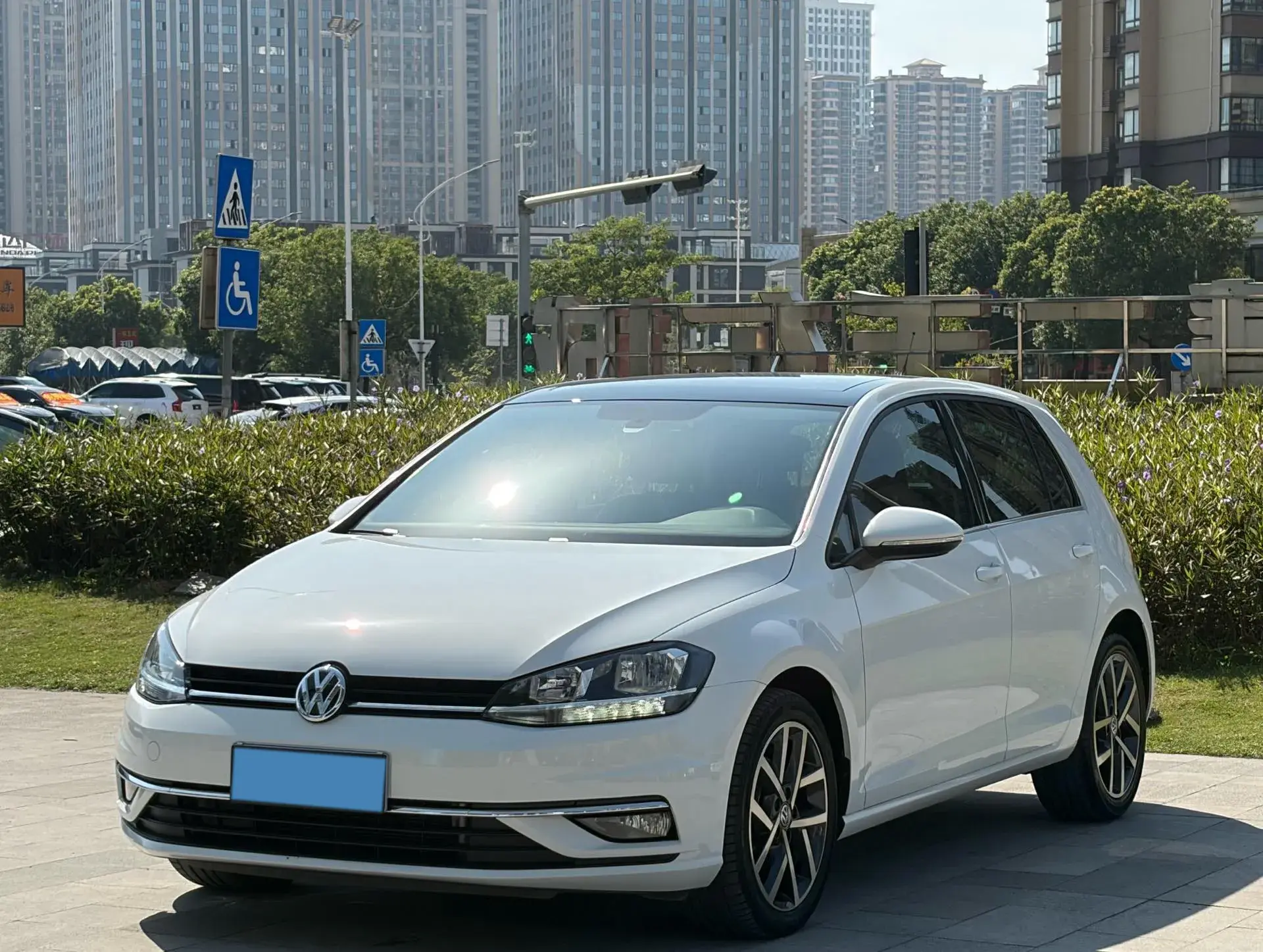 2020 VOLKSWAGEN GOLF view 1