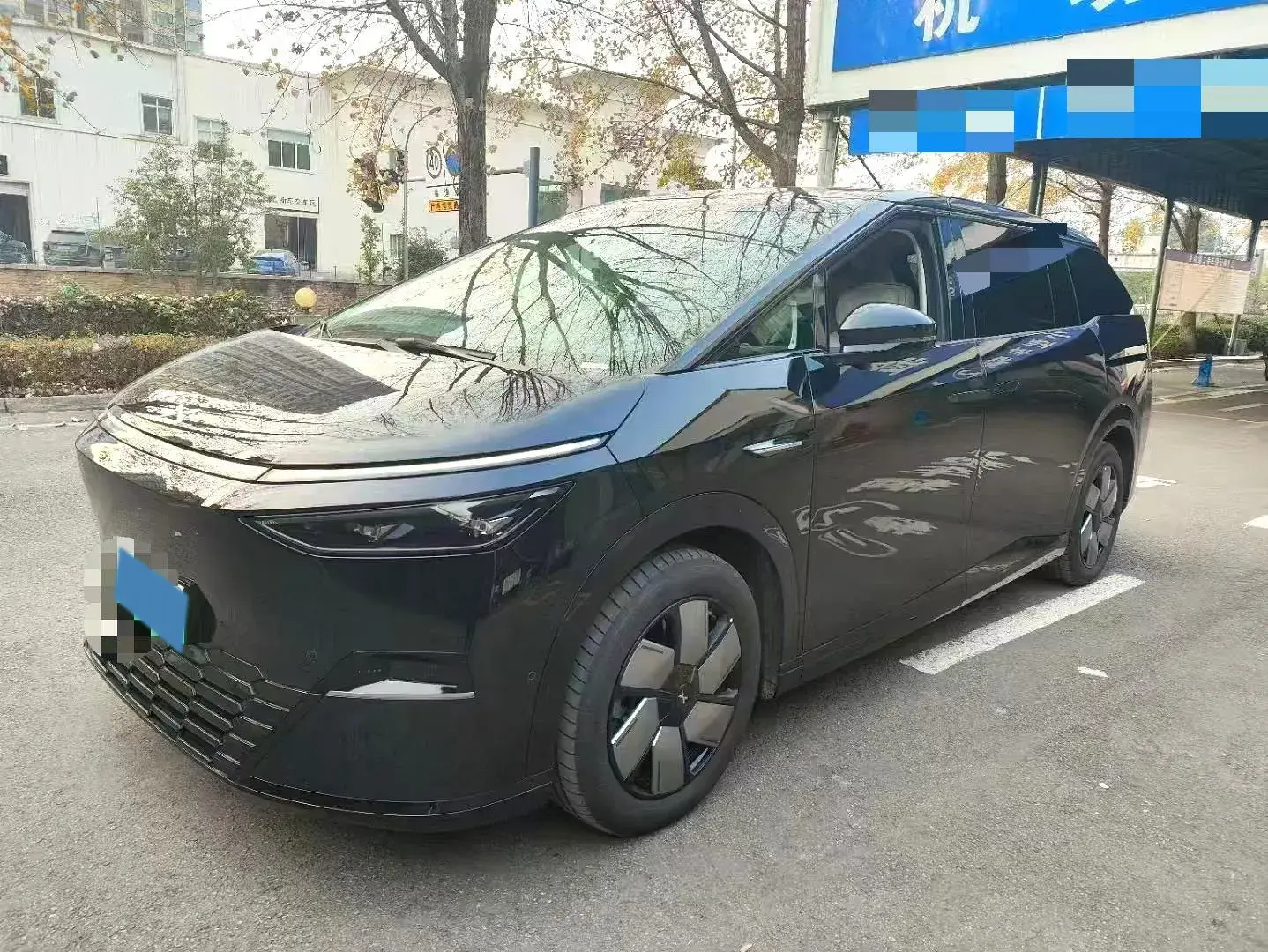 2024 XPENG X9 view 1