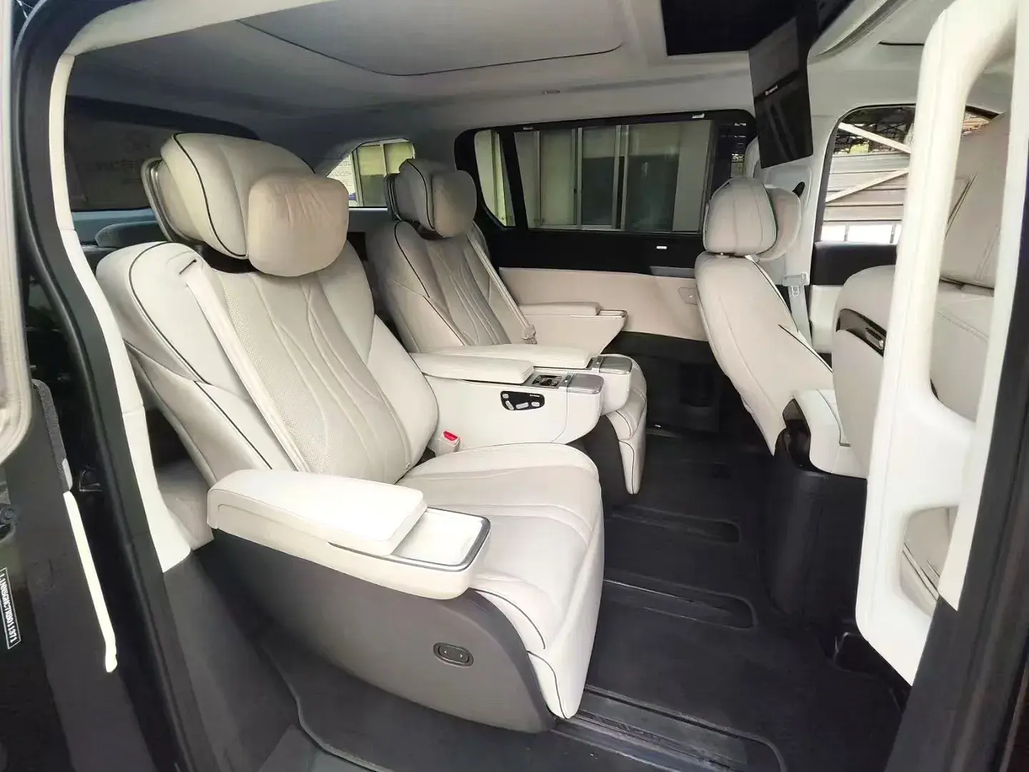 2024 XPENG X9 thumbnail 4