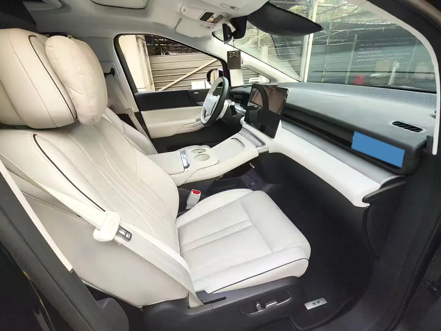 2024 XPENG X9 thumbnail 2