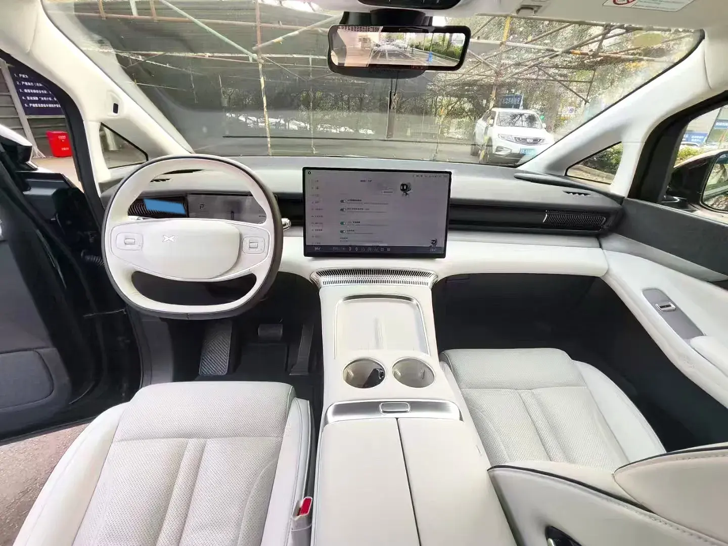 2024 XPENG X9 thumbnail 3
