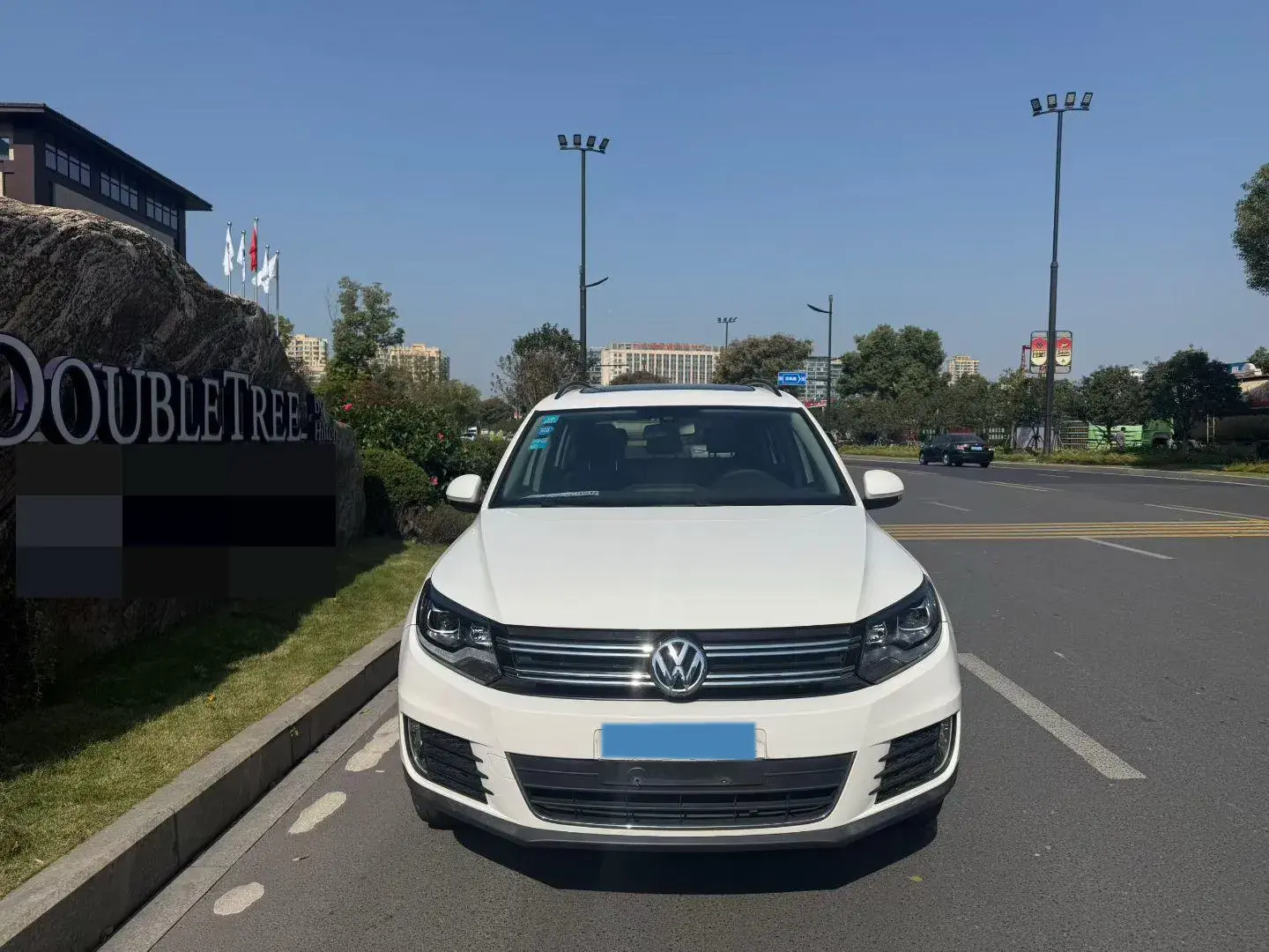 2017 VOLKSWAGEN TIGUAN thumbnail 2