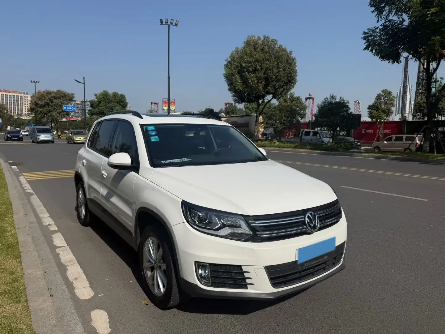 2017 VOLKSWAGEN TIGUAN thumbnail 3