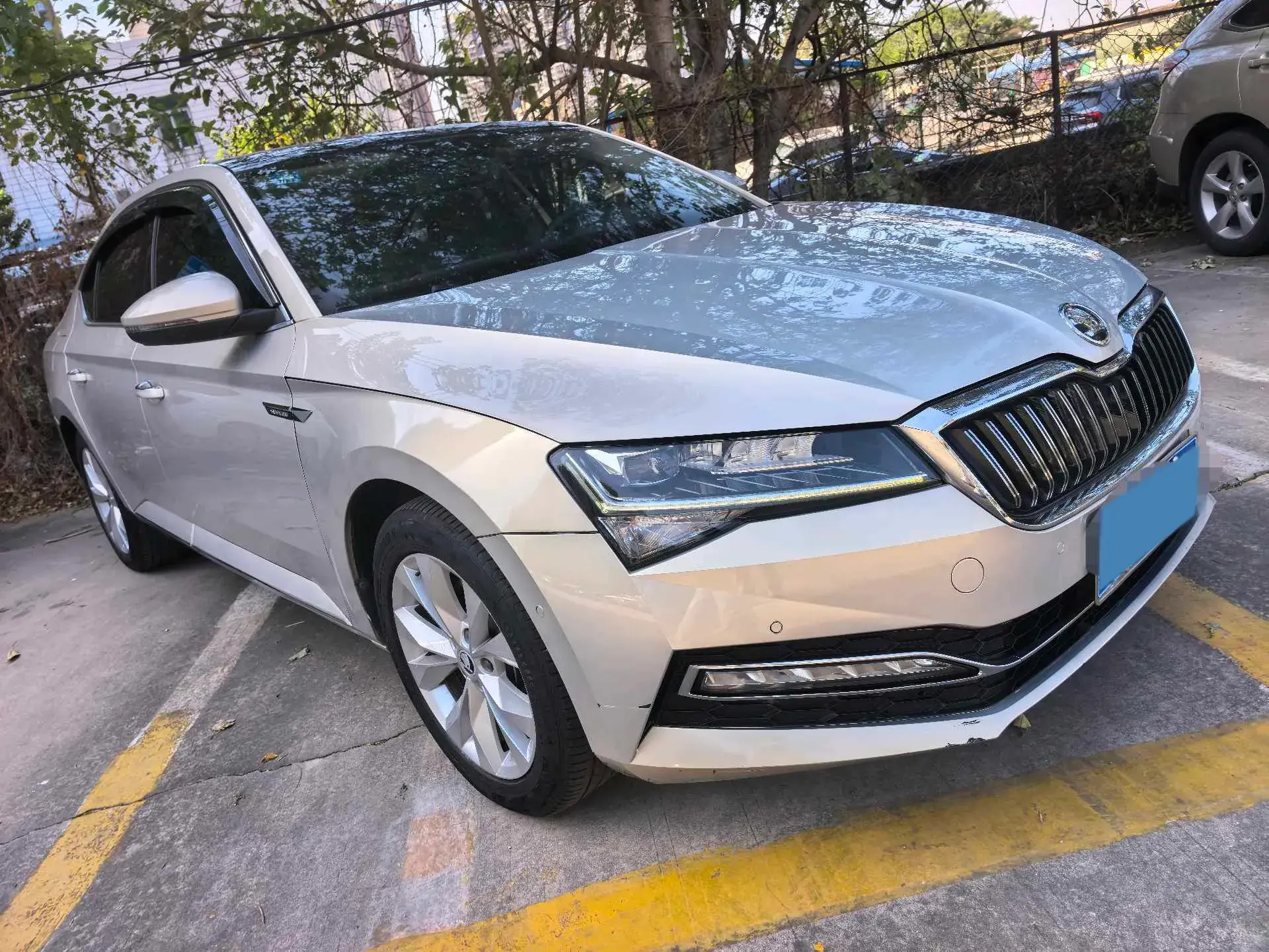 2019 SKODA SUPERB thumbnail 3