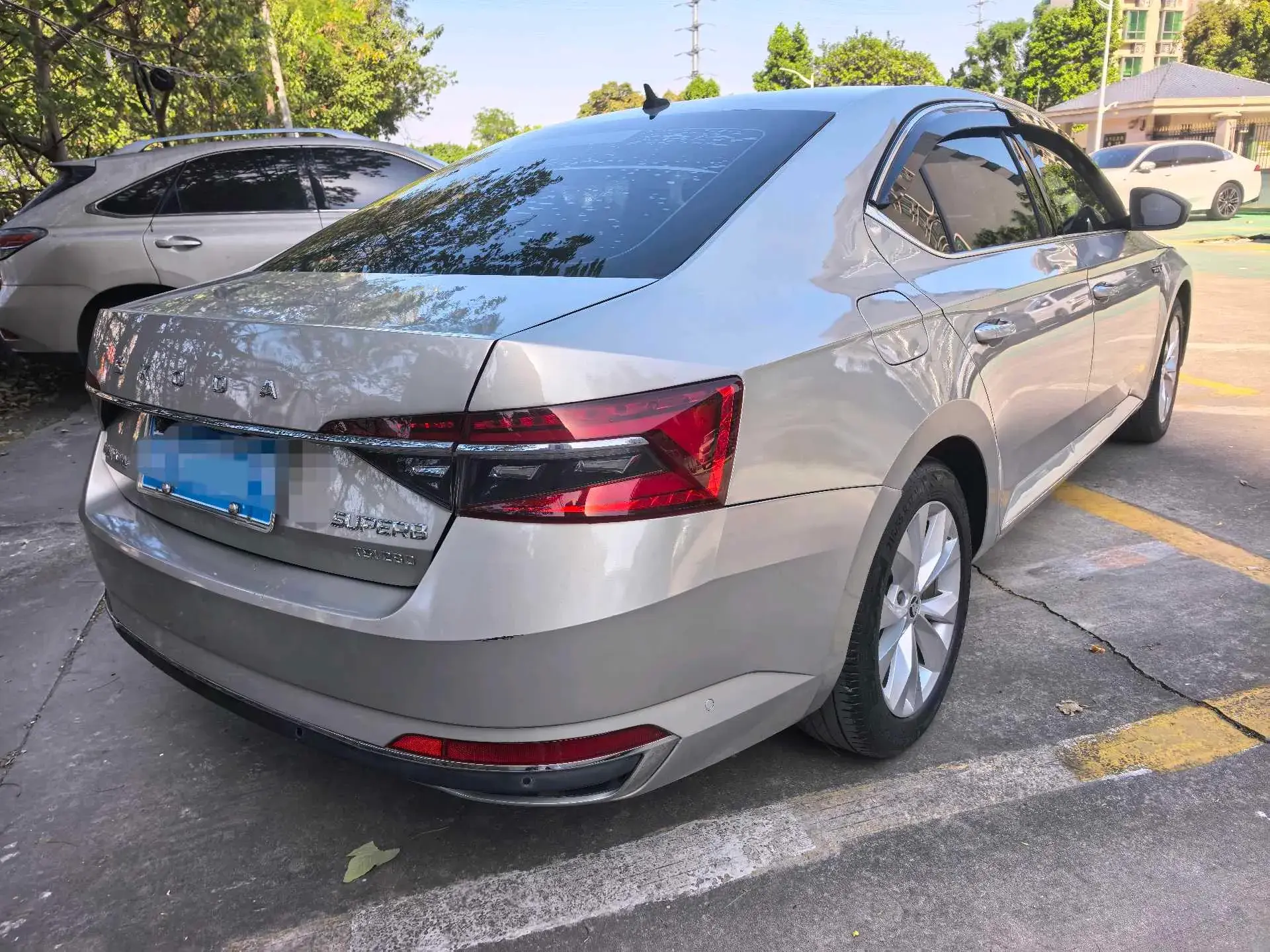 2019 SKODA SUPERB thumbnail 4