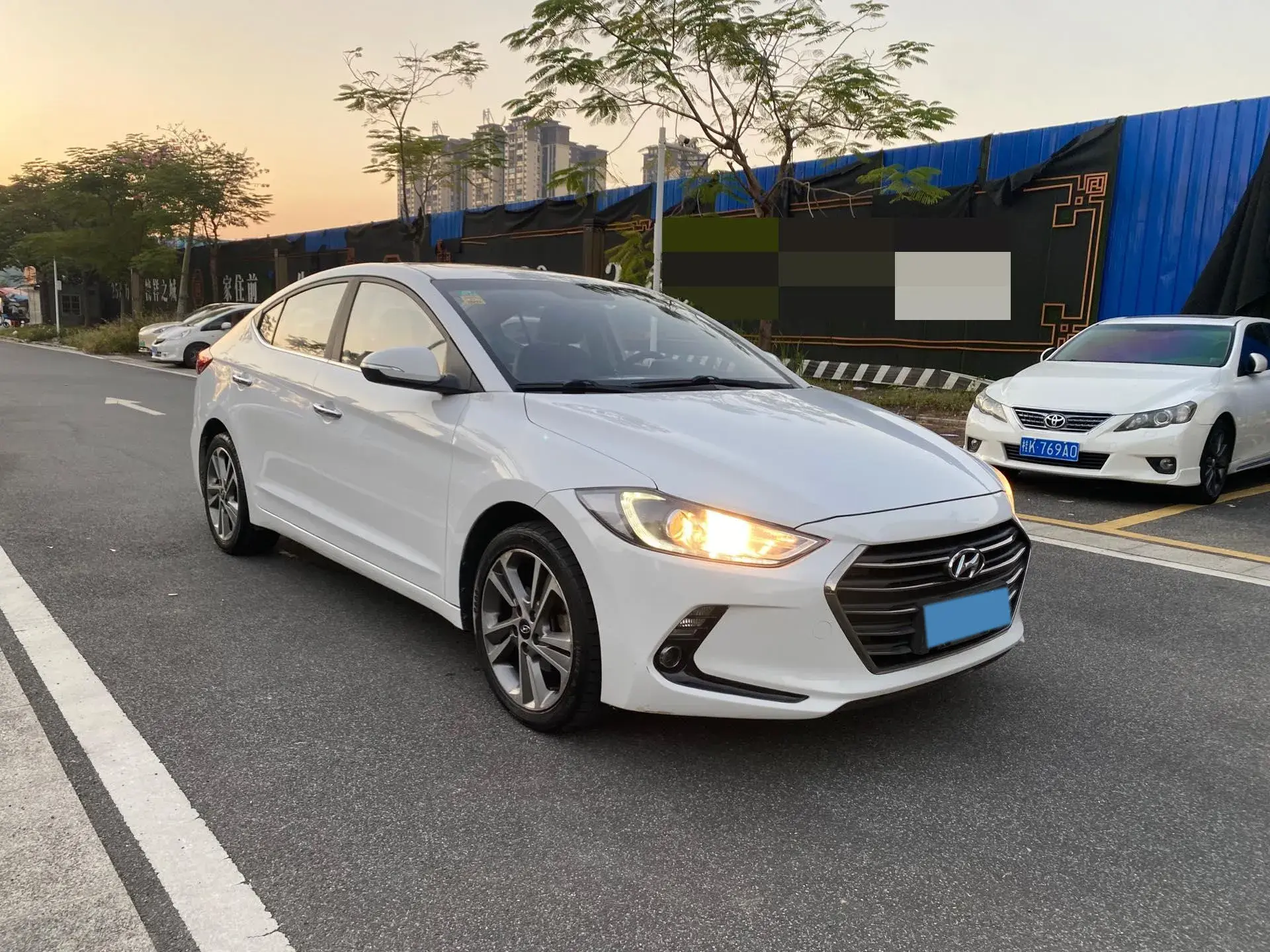 2016 HYUNDAI ELANTRA thumbnail 3