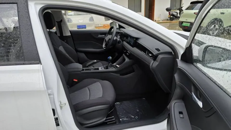 2026 Roewe i5 1.5L 129HP L4 5MT,autocango,china used car exporter,china ev exporter,chinese used car exporter,chinese used ev exporter