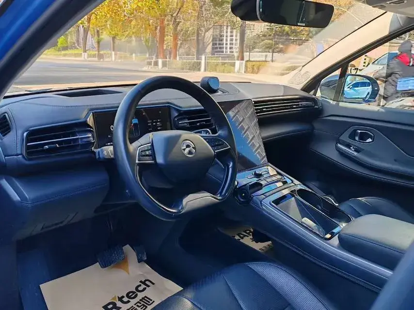 2018 NIO ES8 thumbnail 4