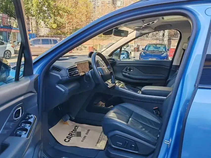 2018 NIO ES8 thumbnail 3