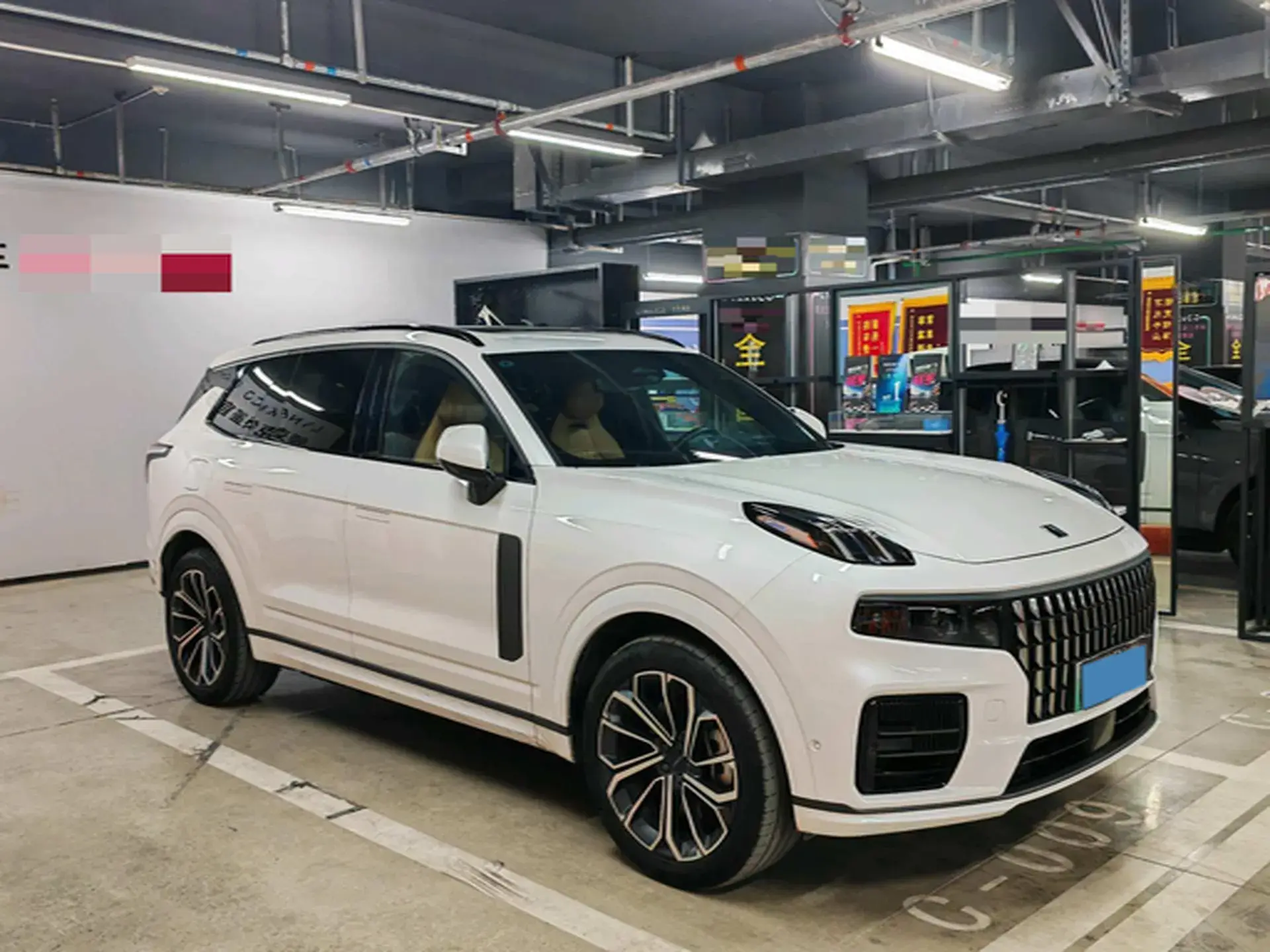 2023 LYNK&CO 09 thumbnail 3