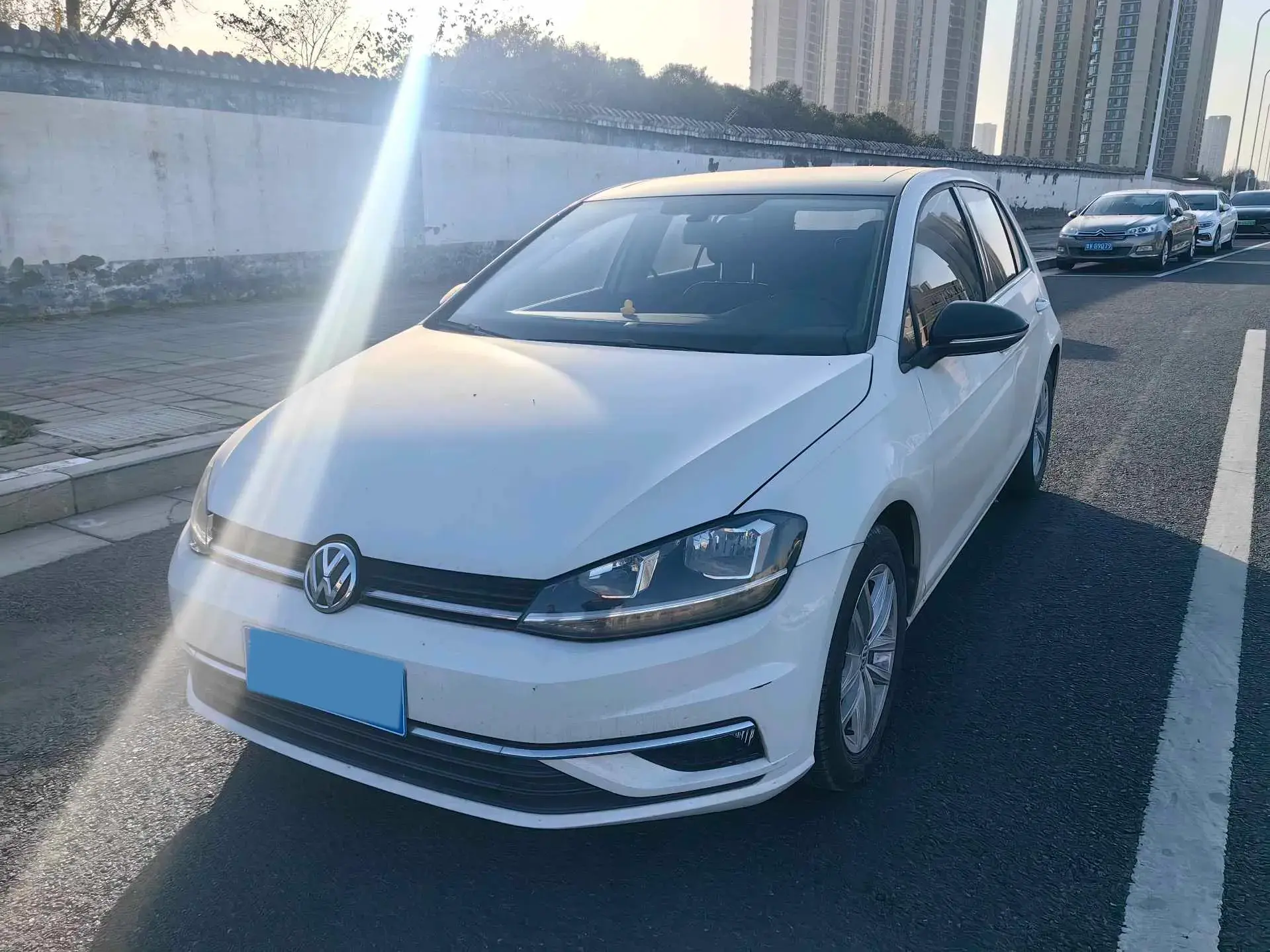 2019 VOLKSWAGEN GOLF view 1