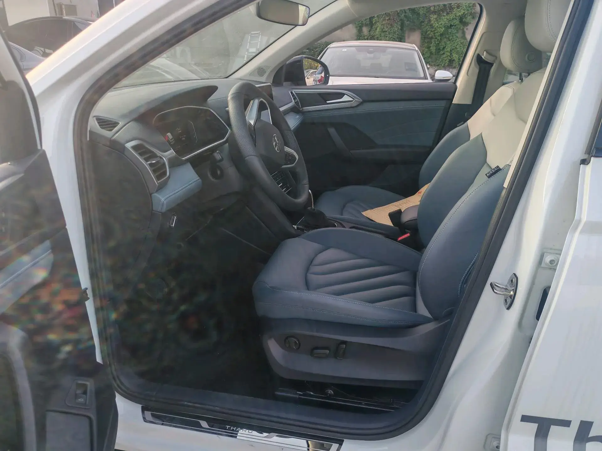 2024 VOLKSWAGEN THARU thumbnail 2