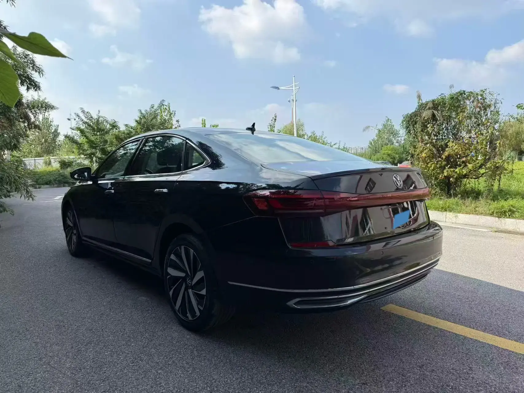 2021 VOLKSWAGEN PASSAT thumbnail 3