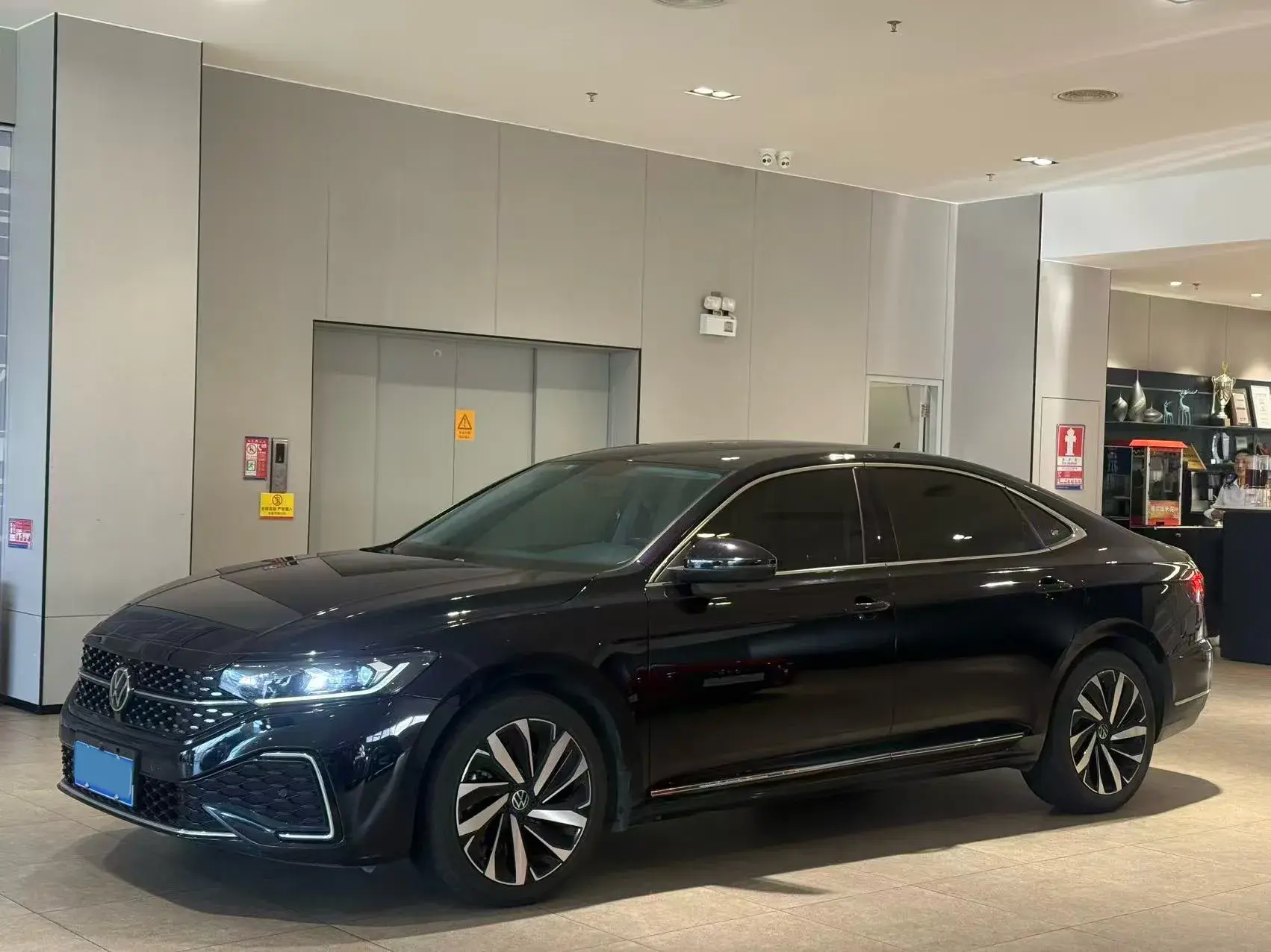 2022 VOLKSWAGEN PASSAT view 1