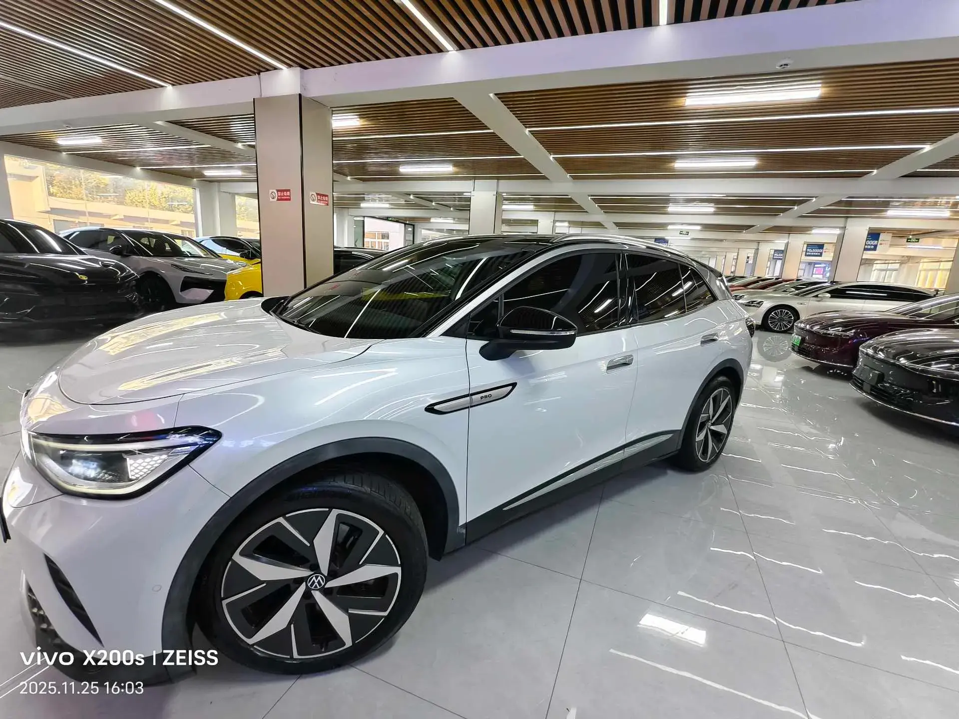 2022 VOLKSWAGEN ID.4 view 1