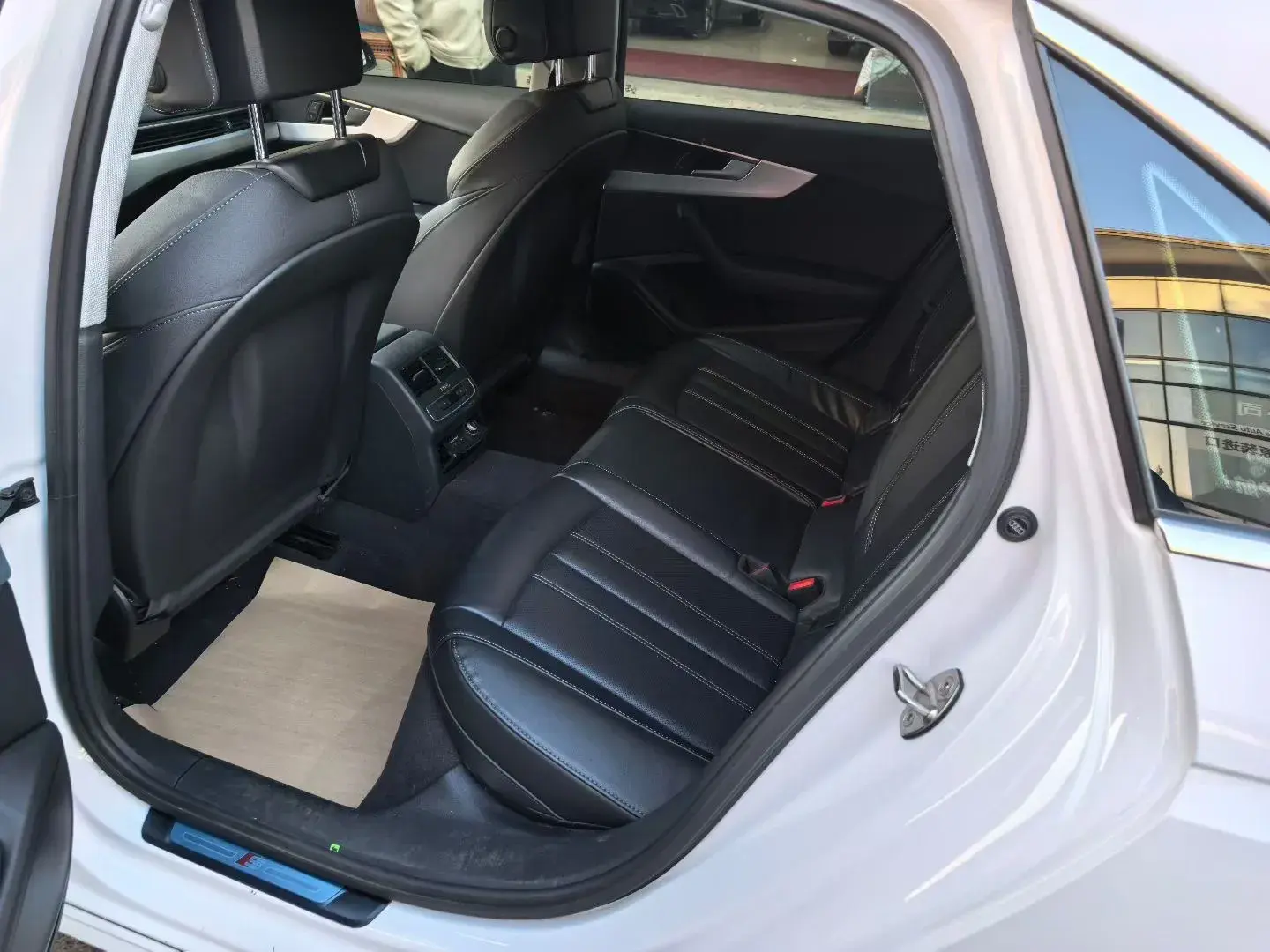 2023 AUDI A4L thumbnail 4