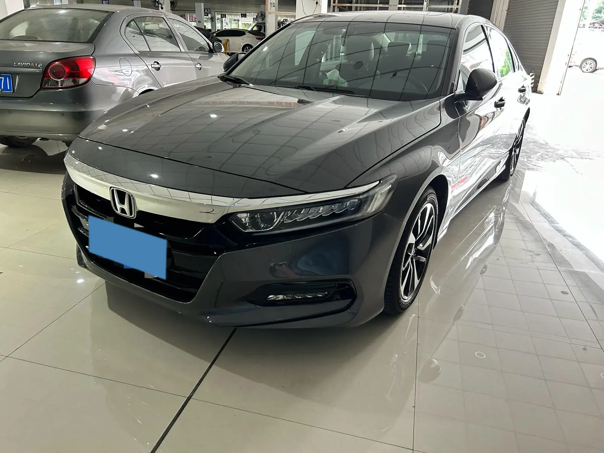 2018 HONDA ACCORD view 1